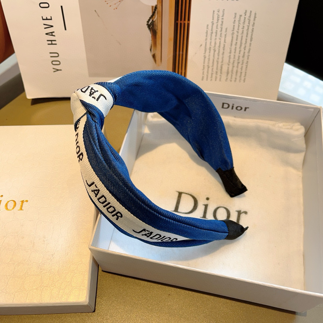 配包装
Dior（迪奥） 经典新款打结牛仔布发箍,专柜原单货，让你的魅力绽放 清新淑女范让时尚更简单。