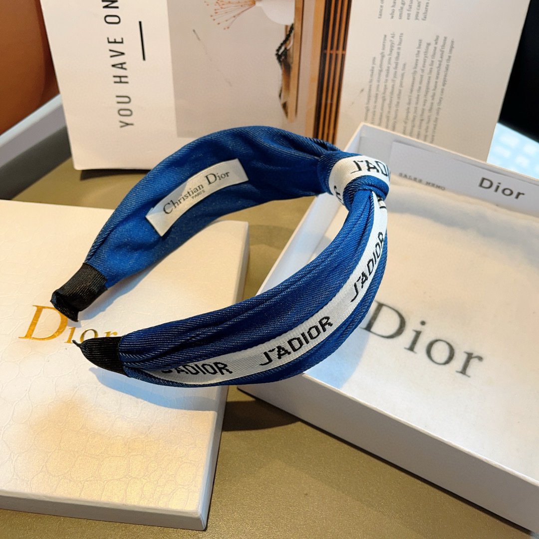 配包装
Dior（迪奥） 经典新款打结牛仔布发箍,专柜原单货，让你的魅力绽放 清新淑女范让时尚更简单。