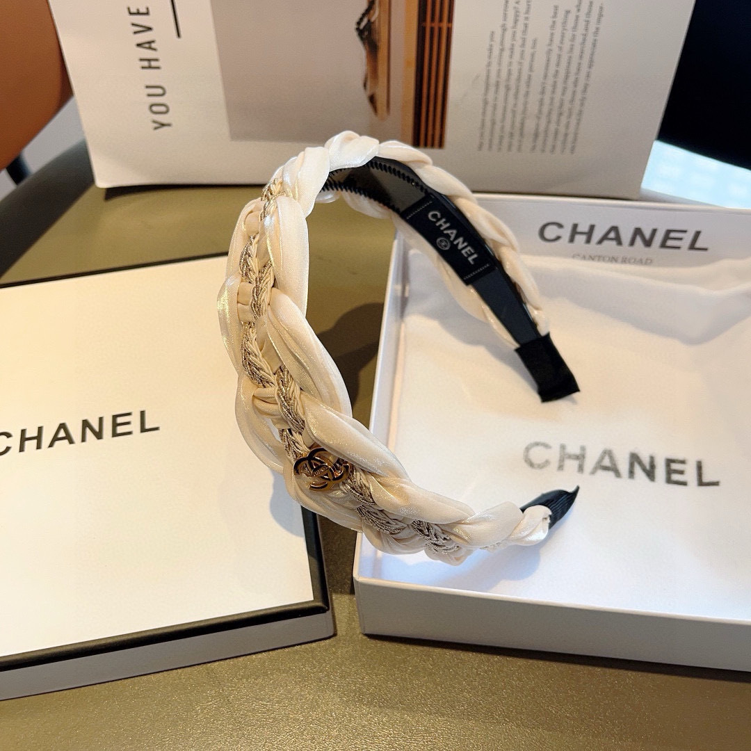 配包装
CHANEL（香奈儿）最新款小香风精致发箍，复古头箍，网红爆款推荐 搭配高端材质，超精致，时尚百