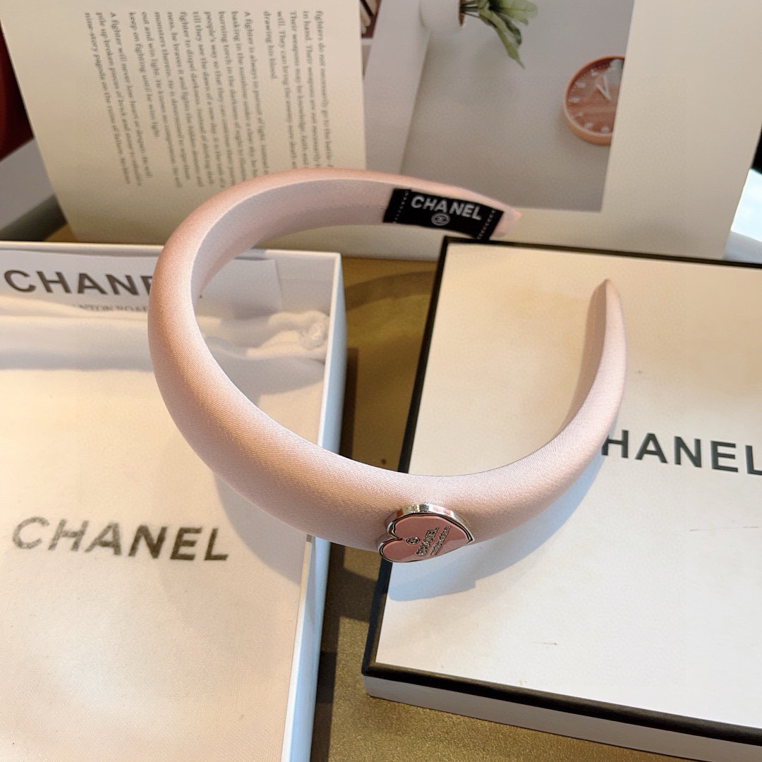 配包装
CHANEL（香奈儿）新款精美字母发箍，复古网红爆款头箍 搭配高端材质，超精致，时尚高级百搭款。