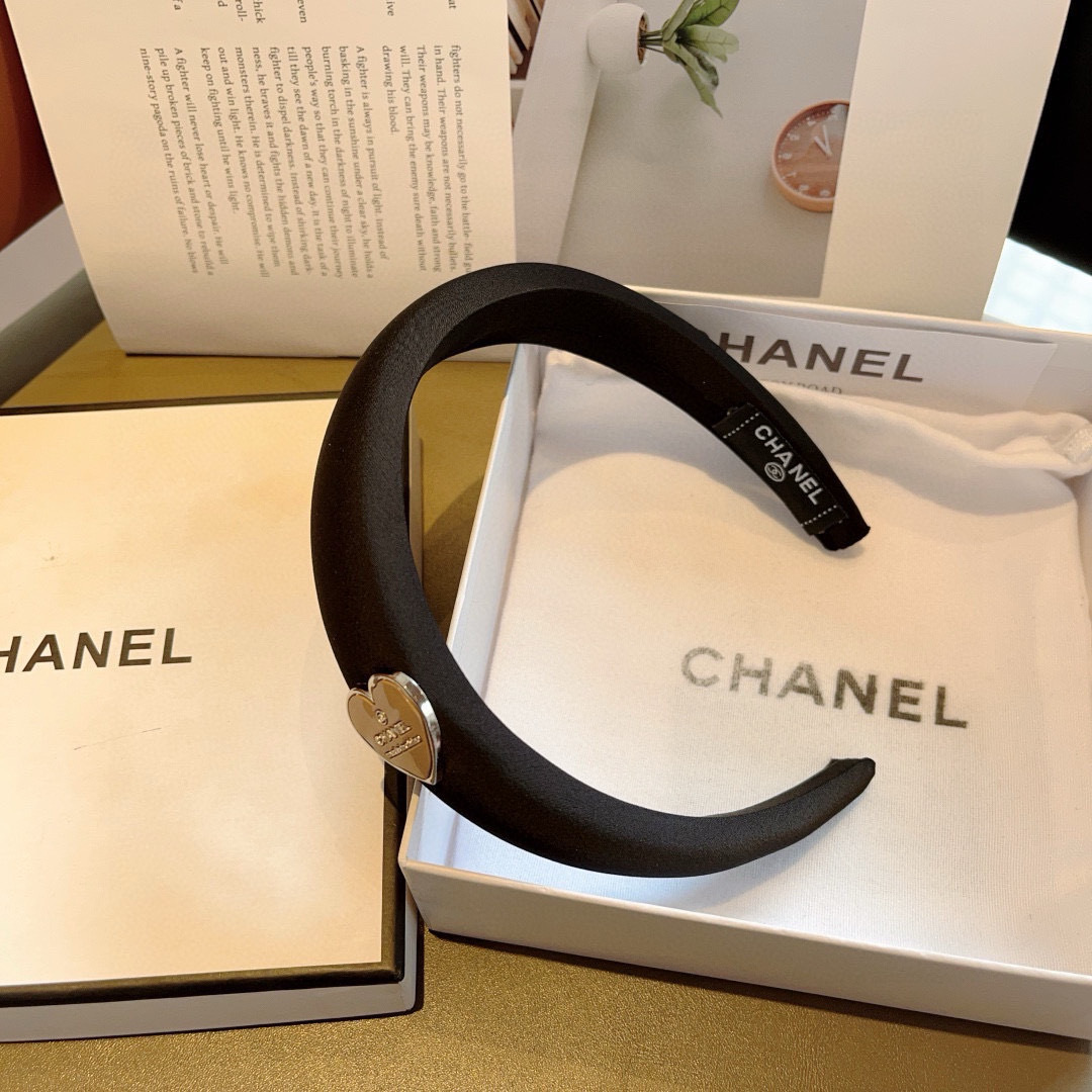 配包装
CHANEL（香奈儿）新款精美字母发箍，复古网红爆款头箍 搭配高端材质，超精致，时尚高级百搭款。