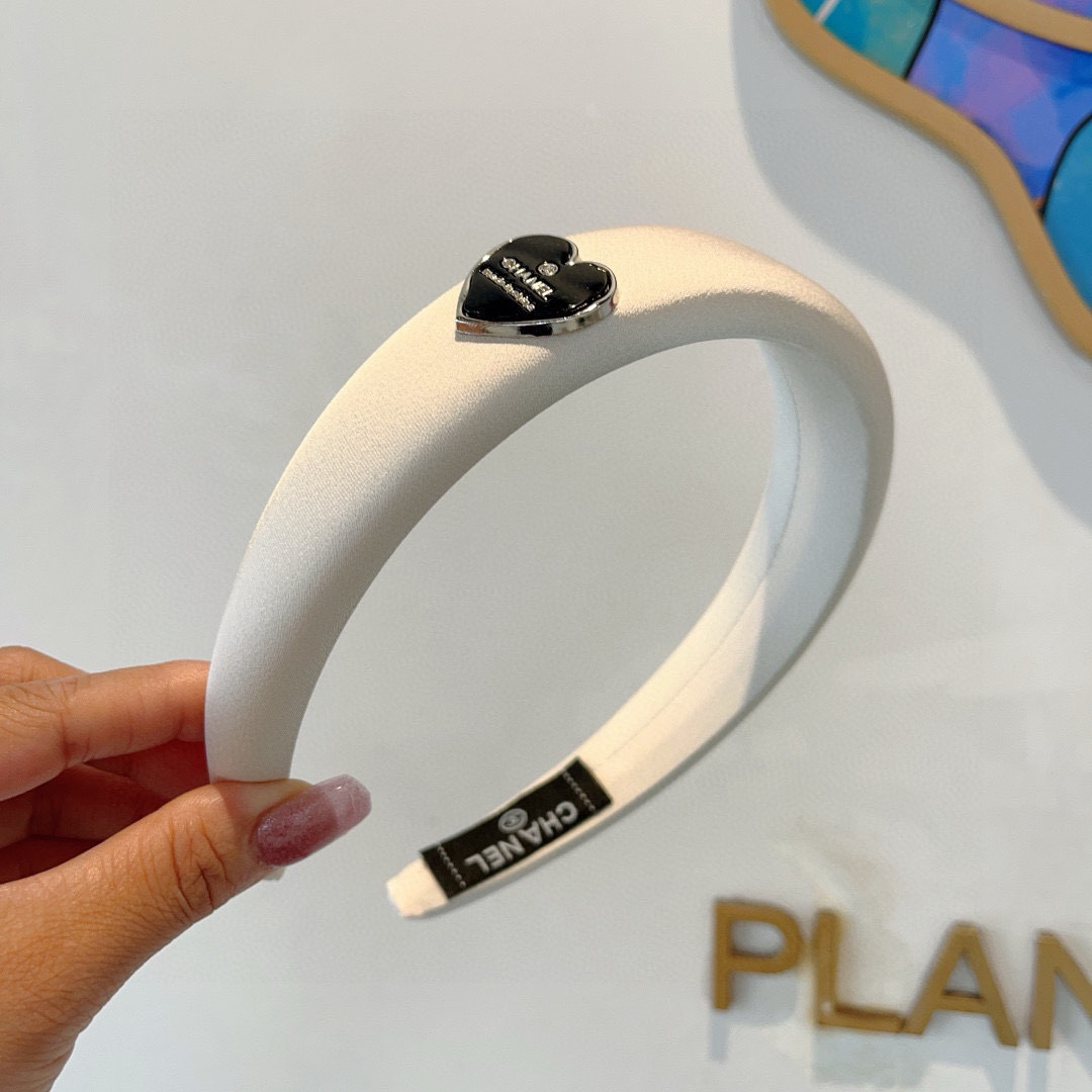 配包装
CHANEL（香奈儿）新款精美字母发箍，复古网红爆款头箍 搭配高端材质，超精致，时尚高级百搭款。