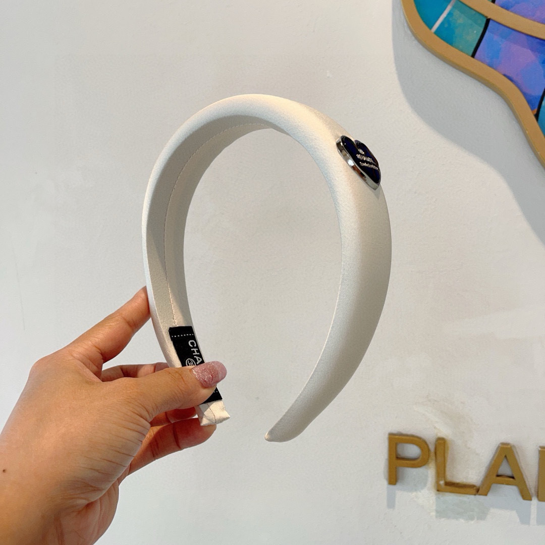 配包装
CHANEL（香奈儿）新款精美字母发箍，复古网红爆款头箍 搭配高端材质，超精致，时尚高级百搭款。