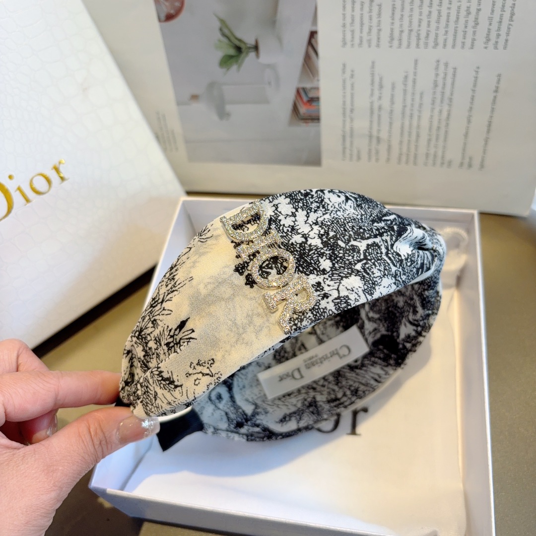 配包装
Dior（迪奥） 火爆新款D字母真丝宽版发箍,专柜品质 让你的魅力绽放 清新淑女范让时尚更简单。
