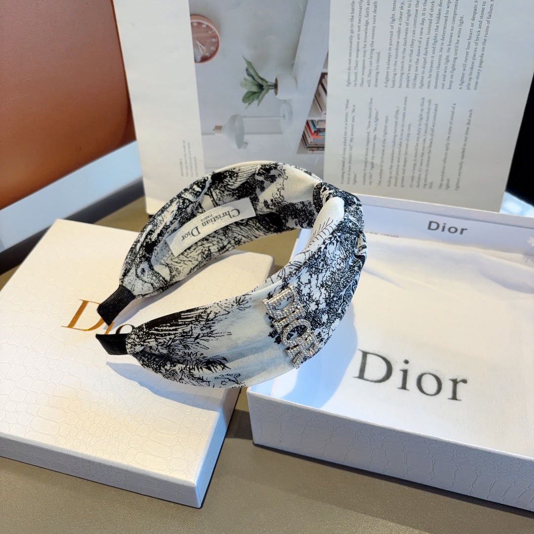配包装
Dior（迪奥） 火爆新款D字母真丝宽版发箍,专柜品质 让你的魅力绽放 清新淑女范让时尚更简单。