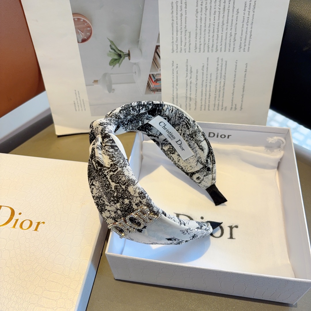 配包装
Dior（迪奥） 火爆新款D字母真丝宽版发箍,专柜品质 让你的魅力绽放 清新淑女范让时尚更简单。
