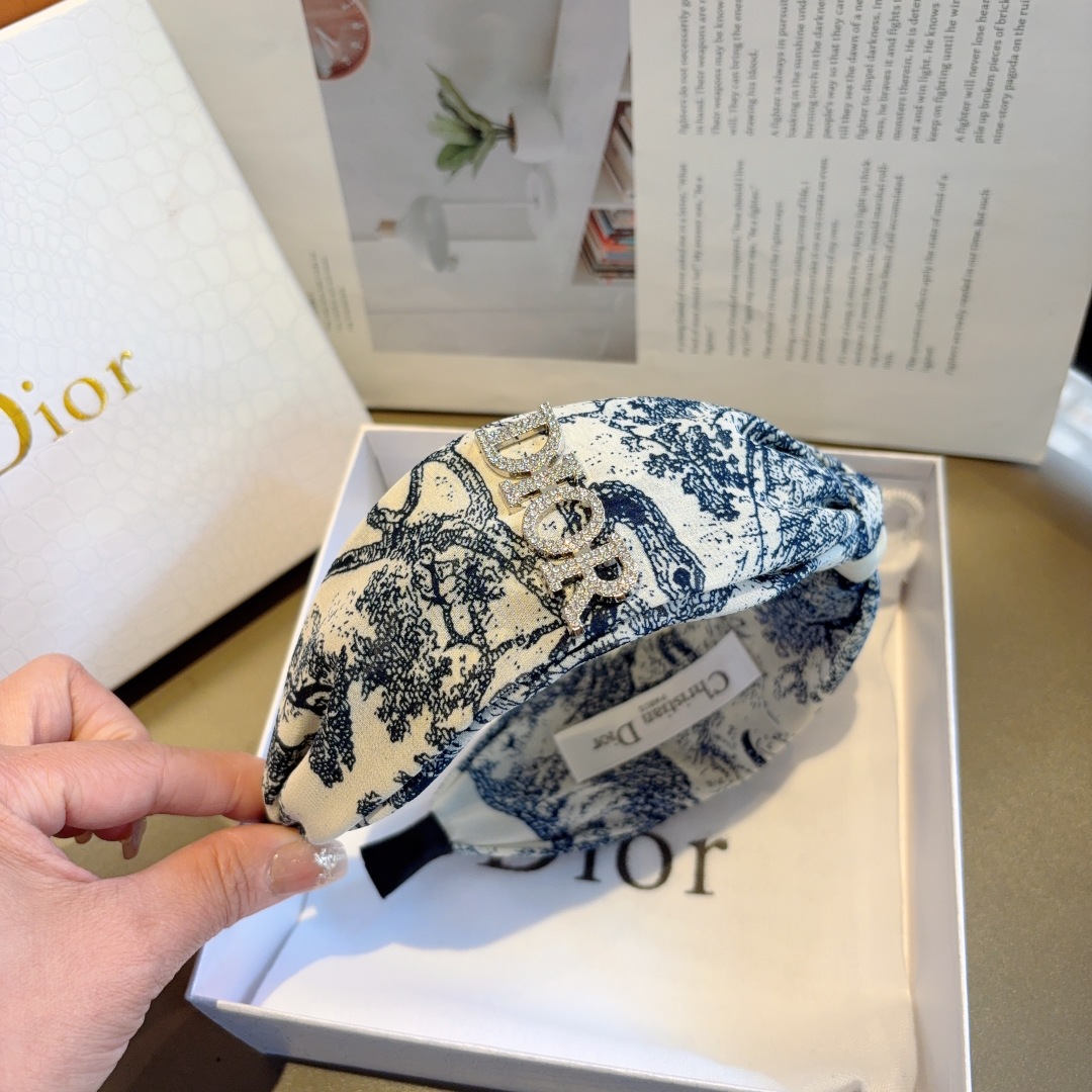 配包装
Dior（迪奥） 火爆新款D字母真丝宽版发箍,专柜品质 让你的魅力绽放 清新淑女范让时尚更简单。