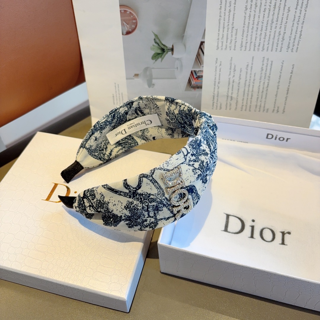 配包装
Dior（迪奥） 火爆新款D字母真丝宽版发箍,专柜品质 让你的魅力绽放 清新淑女范让时尚更简单。
