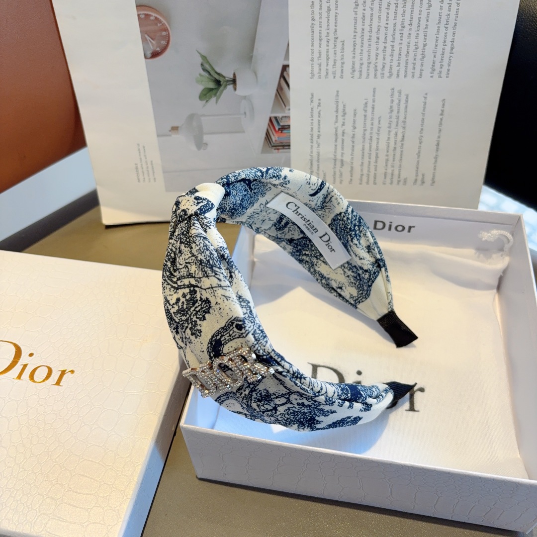 配包装
Dior（迪奥） 火爆新款D字母真丝宽版发箍,专柜品质 让你的魅力绽放 清新淑女范让时尚更简单。