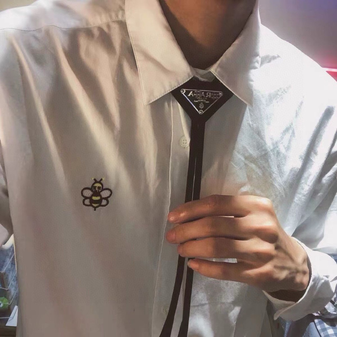 配包装
PRADA （普拉达） 倒三角新款潮流字母领结 领带。男女同款搭配衬衫非常百搭，时尚潮流， 戴上