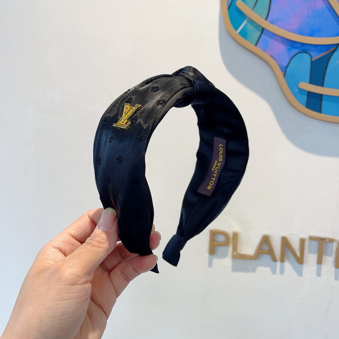 配包装
LV 路易威登 火爆新款绸面料宽版发箍，时尚头箍，专柜最最新款来袭💕时尚百搭，女神必入  ！