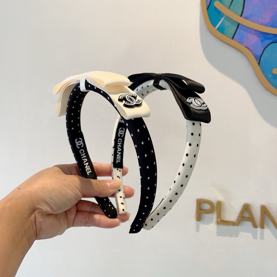 配包装
CHANEL（香奈儿）新款小香高颅顶小波点窄版发箍，复古头箍，网红爆款推荐 搭配高端材质，超精致
