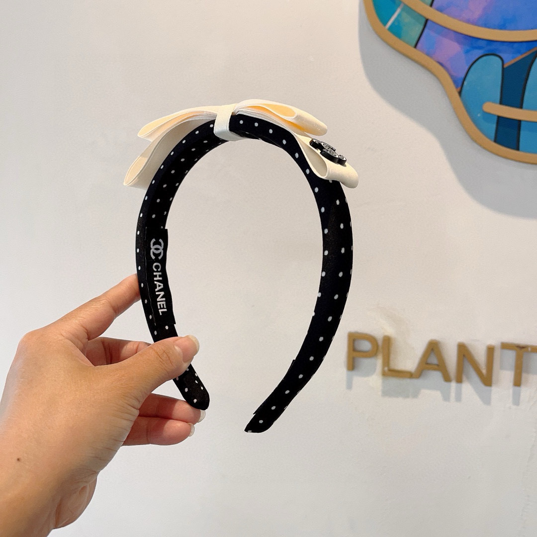 配包装
CHANEL（香奈儿）新款小香高颅顶小波点窄版发箍，复古头箍，网红爆款推荐 搭配高端材质，超精致