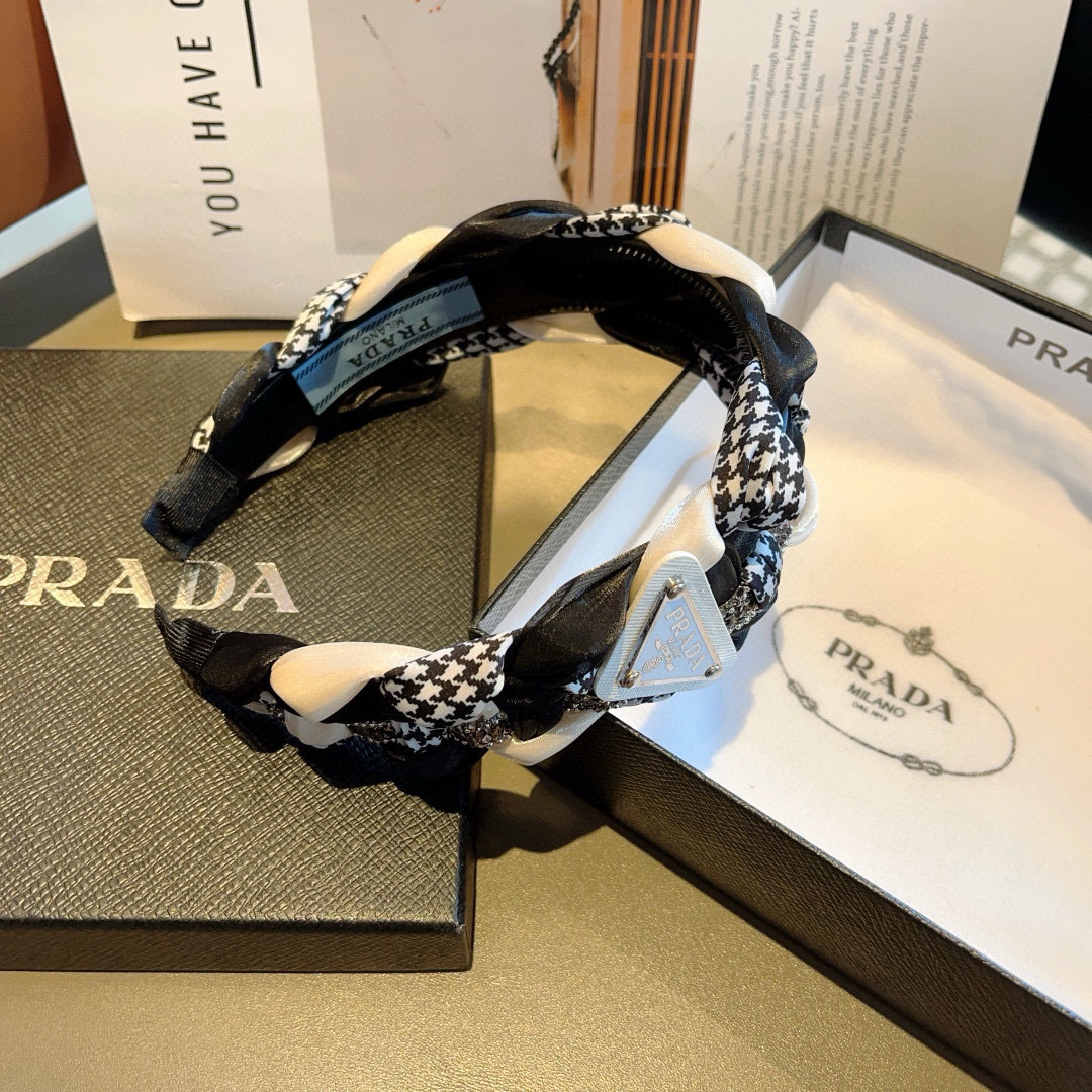 配包装
PRADA （普拉达）网红新款定制发箍，水钻特制面料非常显质感、超级百搭款、经典而又永不过时。