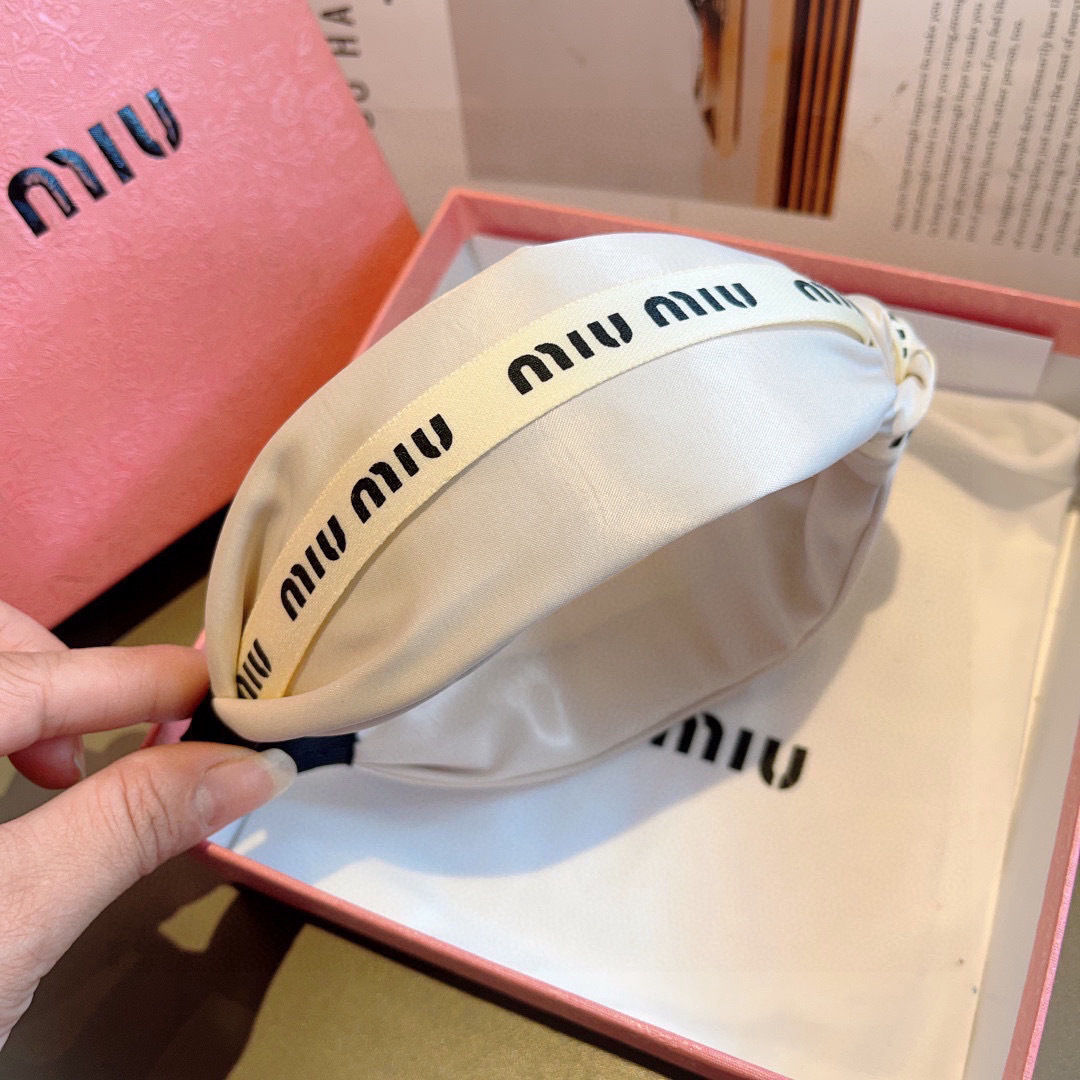 配包装
MIUMIU（缪缪）新款宽边手工制作发箍，原单货发饰 简约百搭，潮女必备品，超级的高大上！