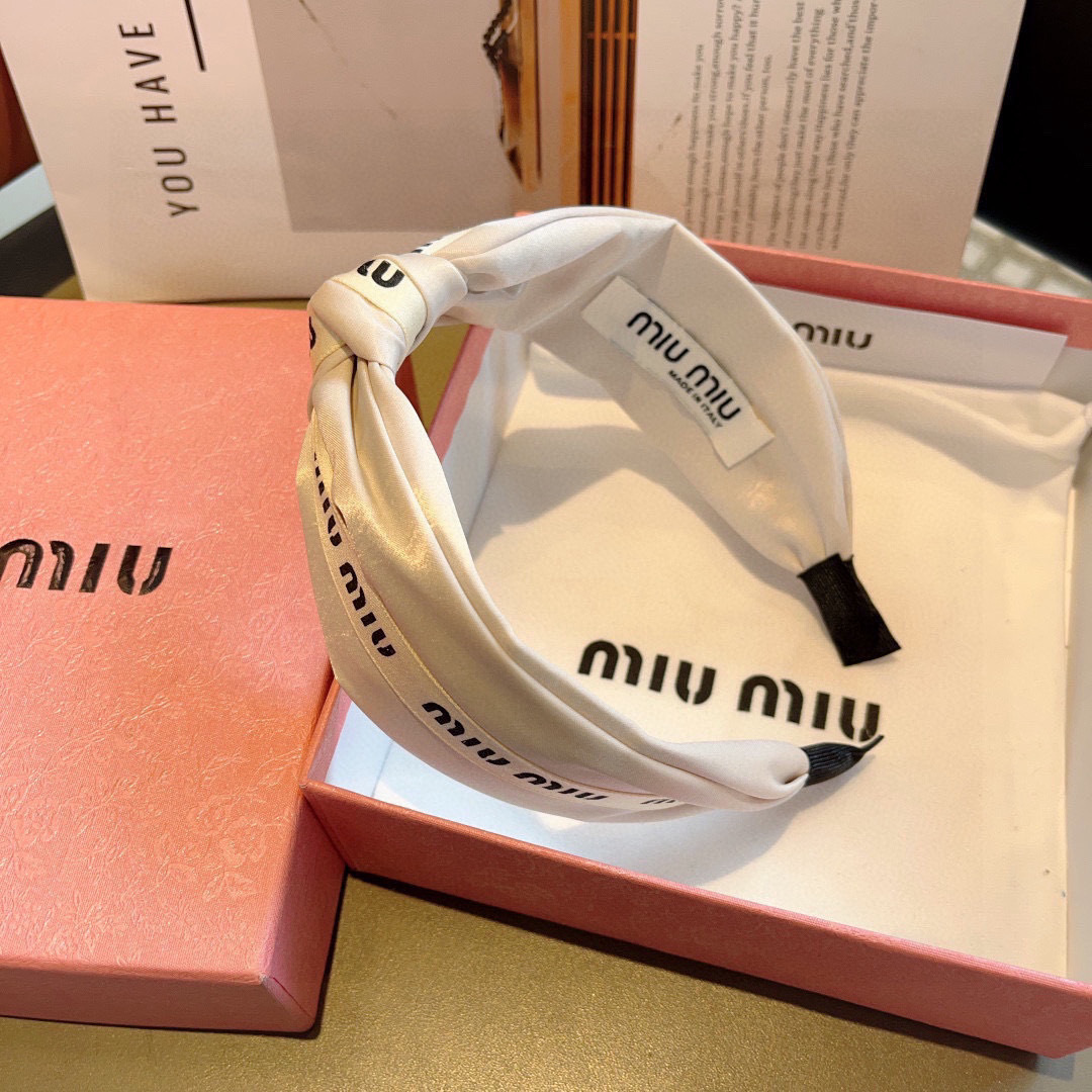 配包装
MIUMIU（缪缪）新款宽边手工制作发箍，原单货发饰 简约百搭，潮女必备品，超级的高大上！