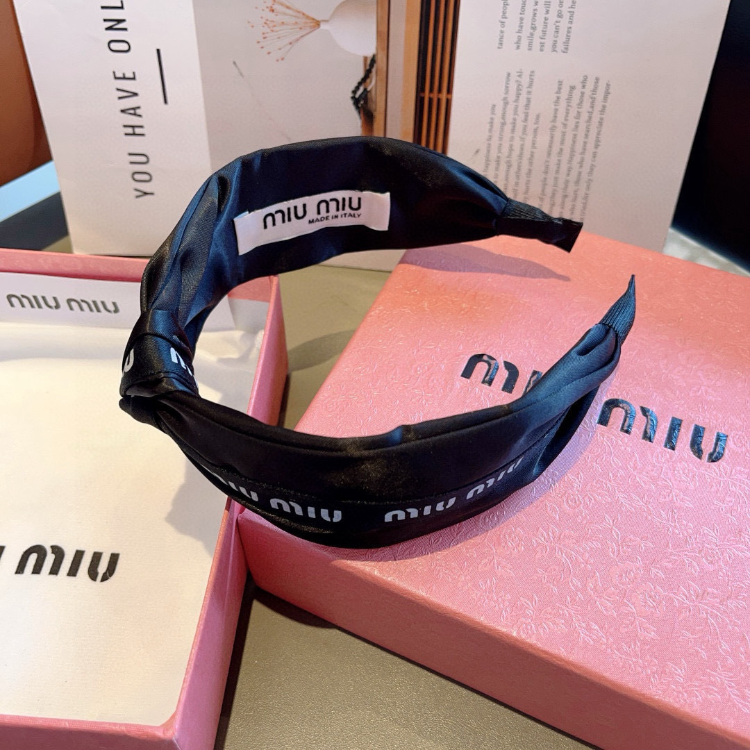 配包装
MIUMIU（缪缪）新款宽边手工制作发箍，原单货发饰 简约百搭，潮女必备品，超级的高大上！