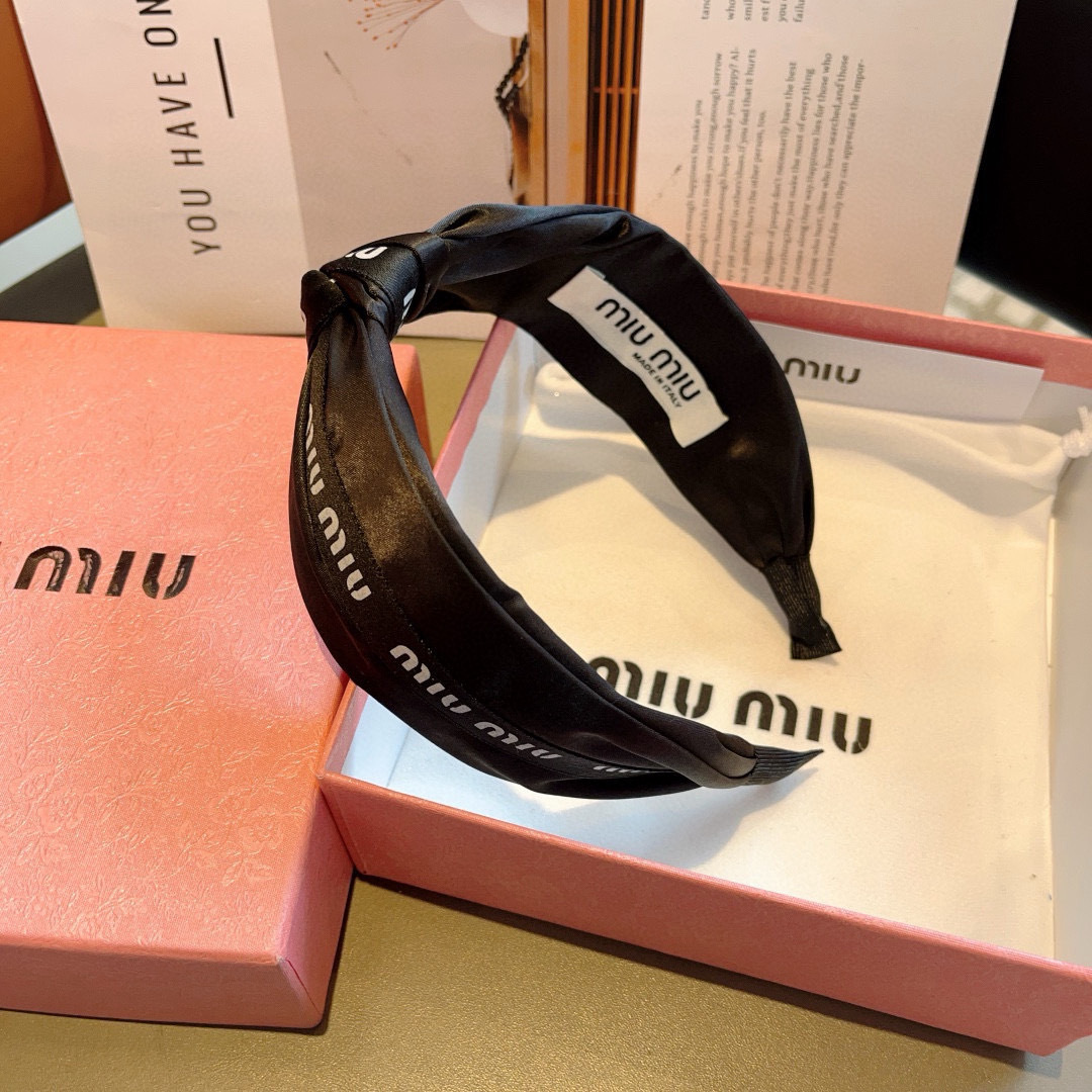 配包装
MIUMIU（缪缪）新款宽边手工制作发箍，原单货发饰 简约百搭，潮女必备品，超级的高大上！