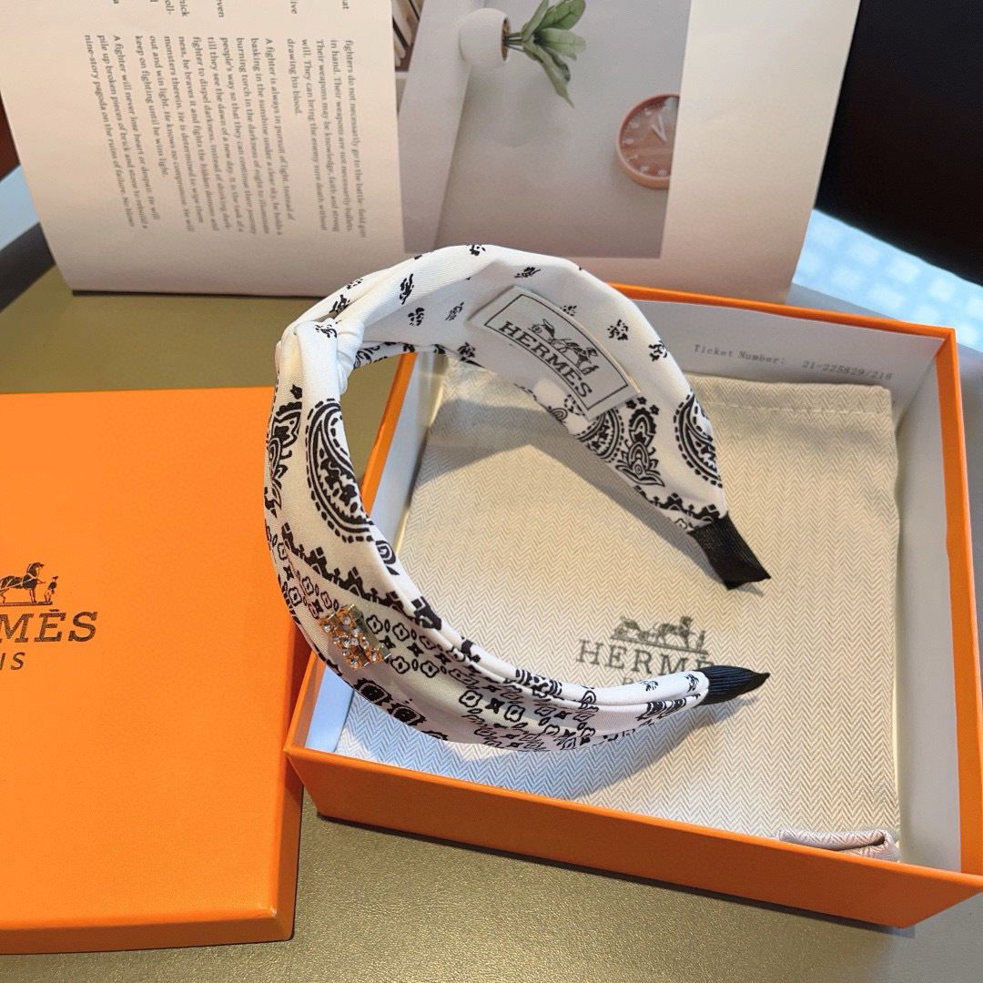 配包装
Hermes（爱马仕）  火爆定制款宽版发箍，网红同款头箍  进口真丝面料， 出口订单、细节全部