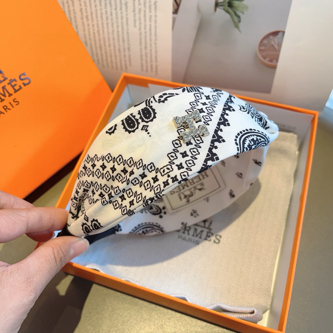 配包装
Hermes（爱马仕）  火爆定制款宽版发箍，网红同款头箍  进口真丝面料， 出口订单、细节全部