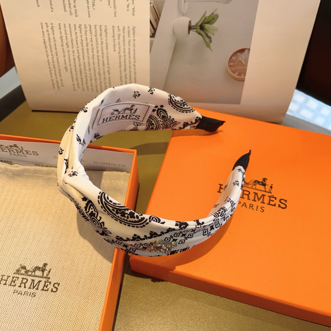 配包装
Hermes（爱马仕）  火爆定制款宽版发箍，网红同款头箍  进口真丝面料， 出口订单、细节全部