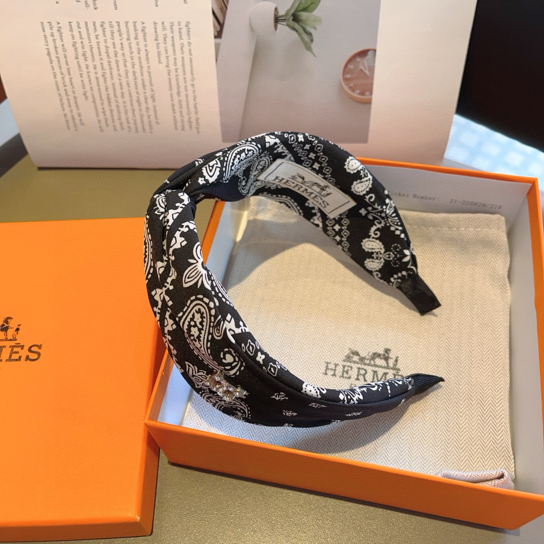 配包装
Hermes（爱马仕）  火爆定制款宽版发箍，网红同款头箍  进口真丝面料， 出口订单、细节全部