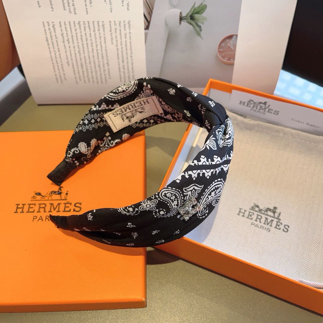 配包装
Hermes（爱马仕）  火爆定制款宽版发箍，网红同款头箍  进口真丝面料， 出口订单、细节全部