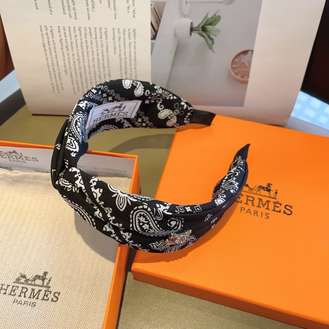 配包装
Hermes（爱马仕）  火爆定制款宽版发箍，网红同款头箍  进口真丝面料， 出口订单、细节全部