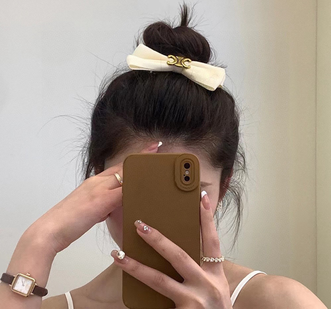 配包装
CELINE（赛琳） 凯旋门新款发夹，经典字母大蝴蝶结弹簧夹， 超精致百搭，转图必爆哈！网红同款