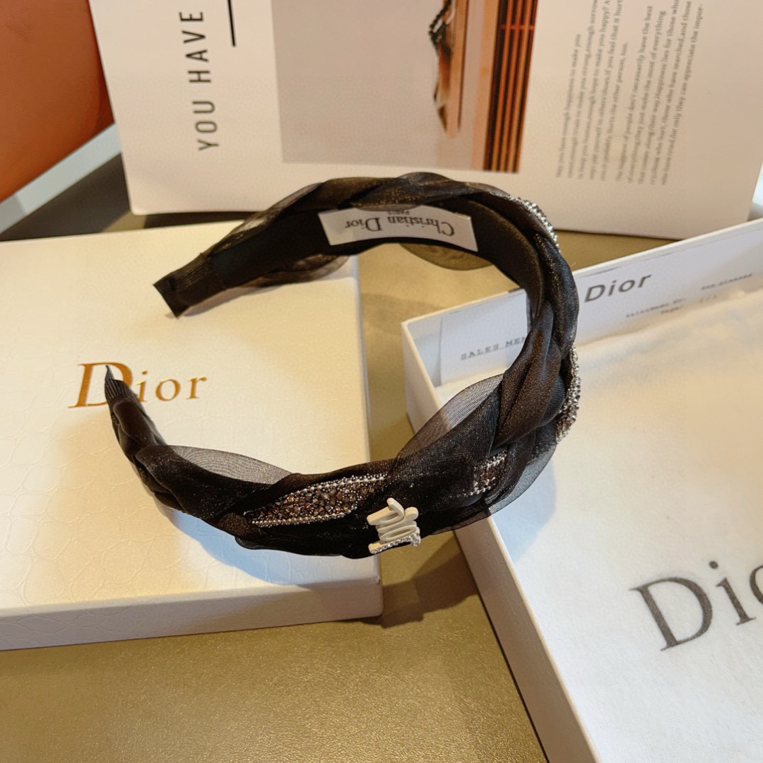 配包装
Dior（迪奥） 火爆新款发箍,专柜原单货，让你的魅力绽放 清新淑女范让时尚更简单。