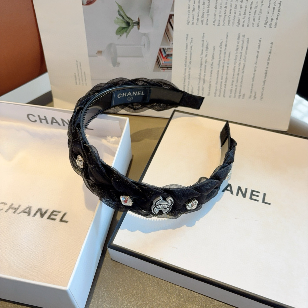 配包装
CHANEL（香奈儿）最新款小香宽边发箍，复古头箍，网红爆款推荐 搭配高端材质，超精致，时尚百搭
