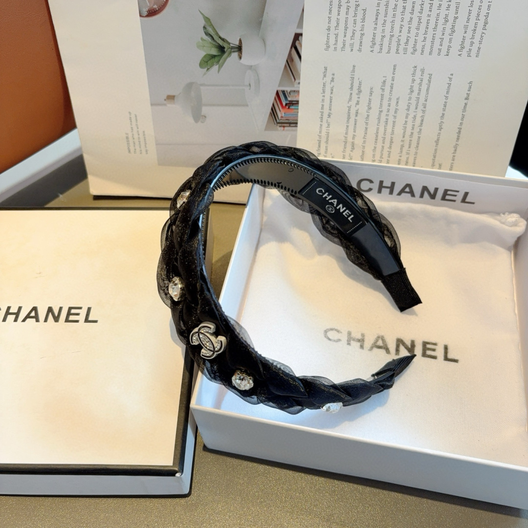 配包装
CHANEL（香奈儿）最新款小香宽边发箍，复古头箍，网红爆款推荐 搭配高端材质，超精致，时尚百搭