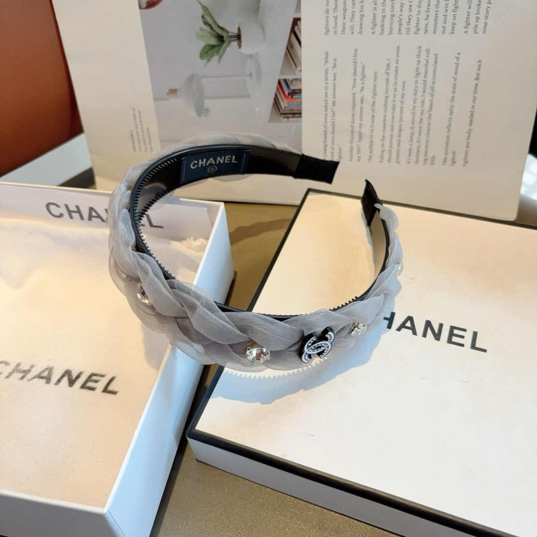 配包装
CHANEL（香奈儿）最新款小香宽边发箍，复古头箍，网红爆款推荐 搭配高端材质，超精致，时尚百搭