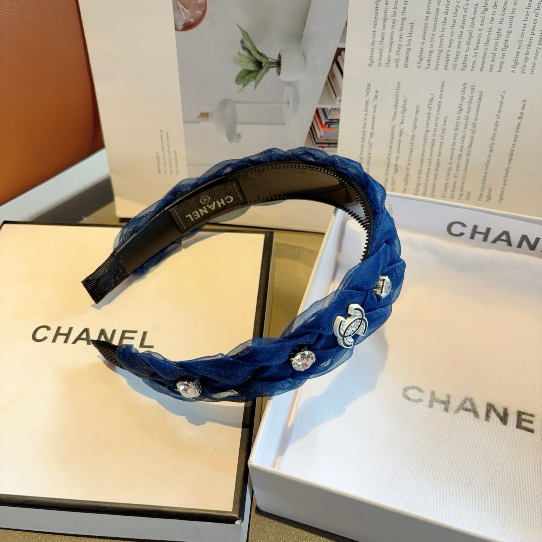 配包装
CHANEL（香奈儿）最新款小香宽边发箍，复古头箍，网红爆款推荐 搭配高端材质，超精致，时尚百搭