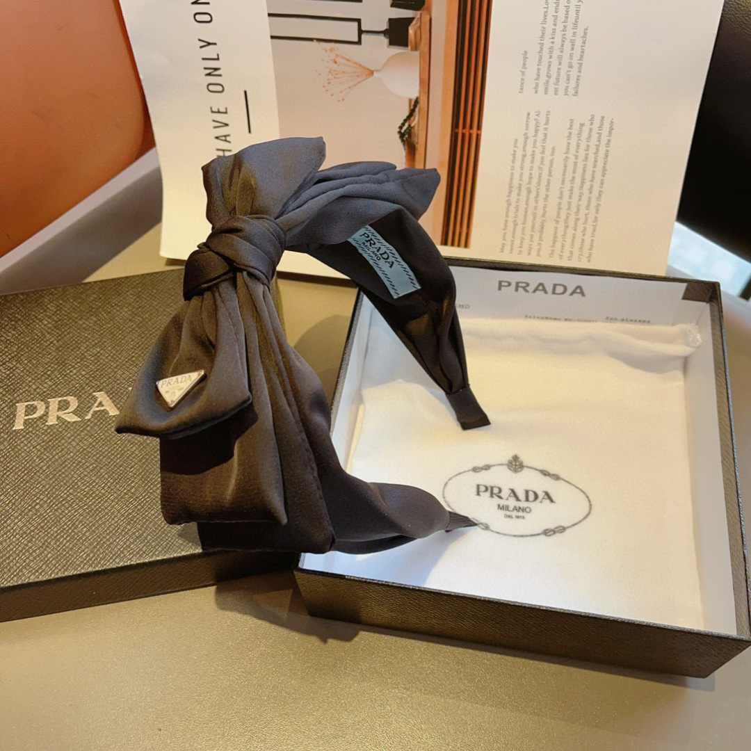 配包装
PRADA （普拉达） 欧美新款蝴蝶结潮流色彩发箍，明星同款 女神必备单品，非常百搭，时尚潮流，