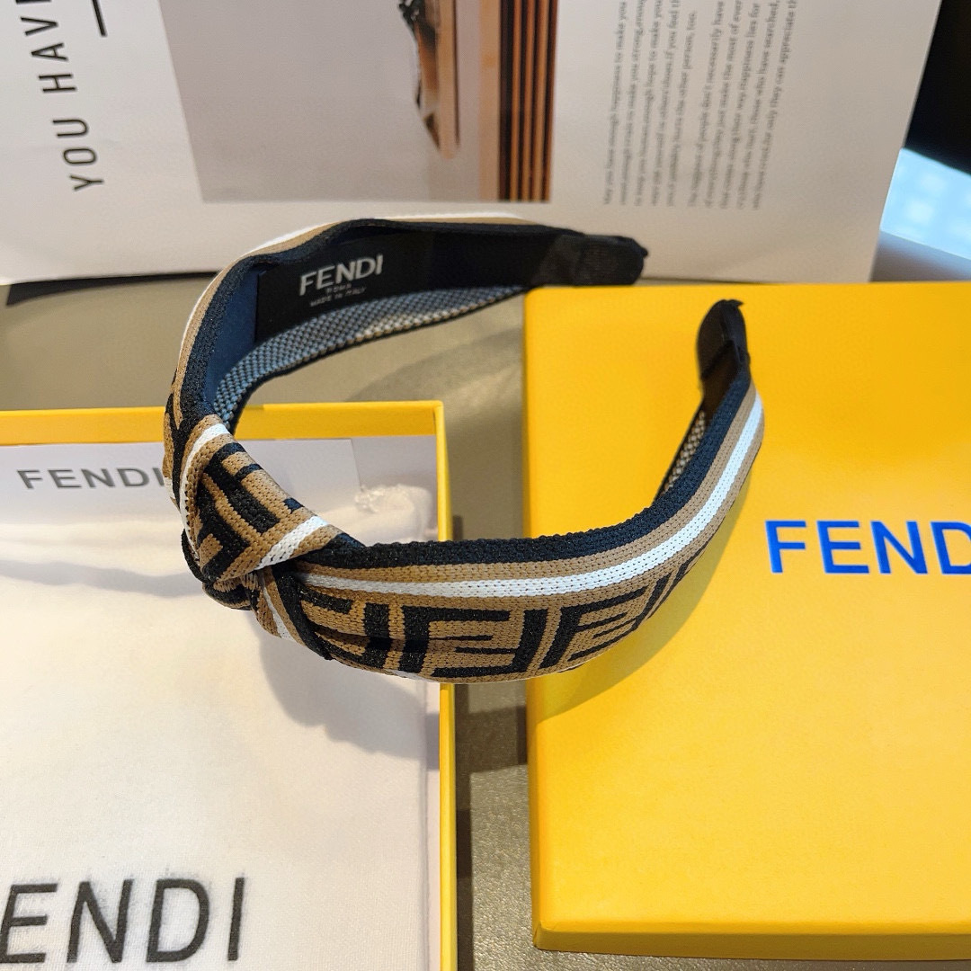 配包装
FENDI 芬迪 新款中间结洋气大牌范儿发箍，宽版原单货， 简约百搭，潮女必备品，超级的高大上！