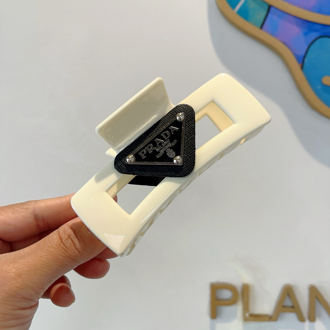 配包装
PRADA （普拉达） 欧美新款潮流抓夹，明星同款 女神必备单品，非常百搭，时尚发夹， 戴上它满