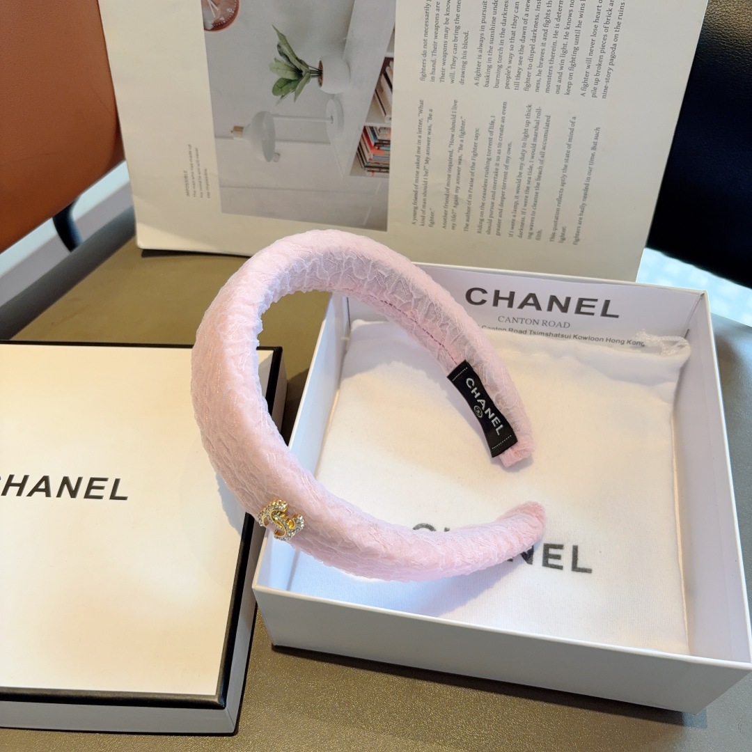 配包装
CHANEL（香奈儿）新款小香发箍，复古头箍，网红爆款推荐 搭配高端材质，超精致，时尚百搭。