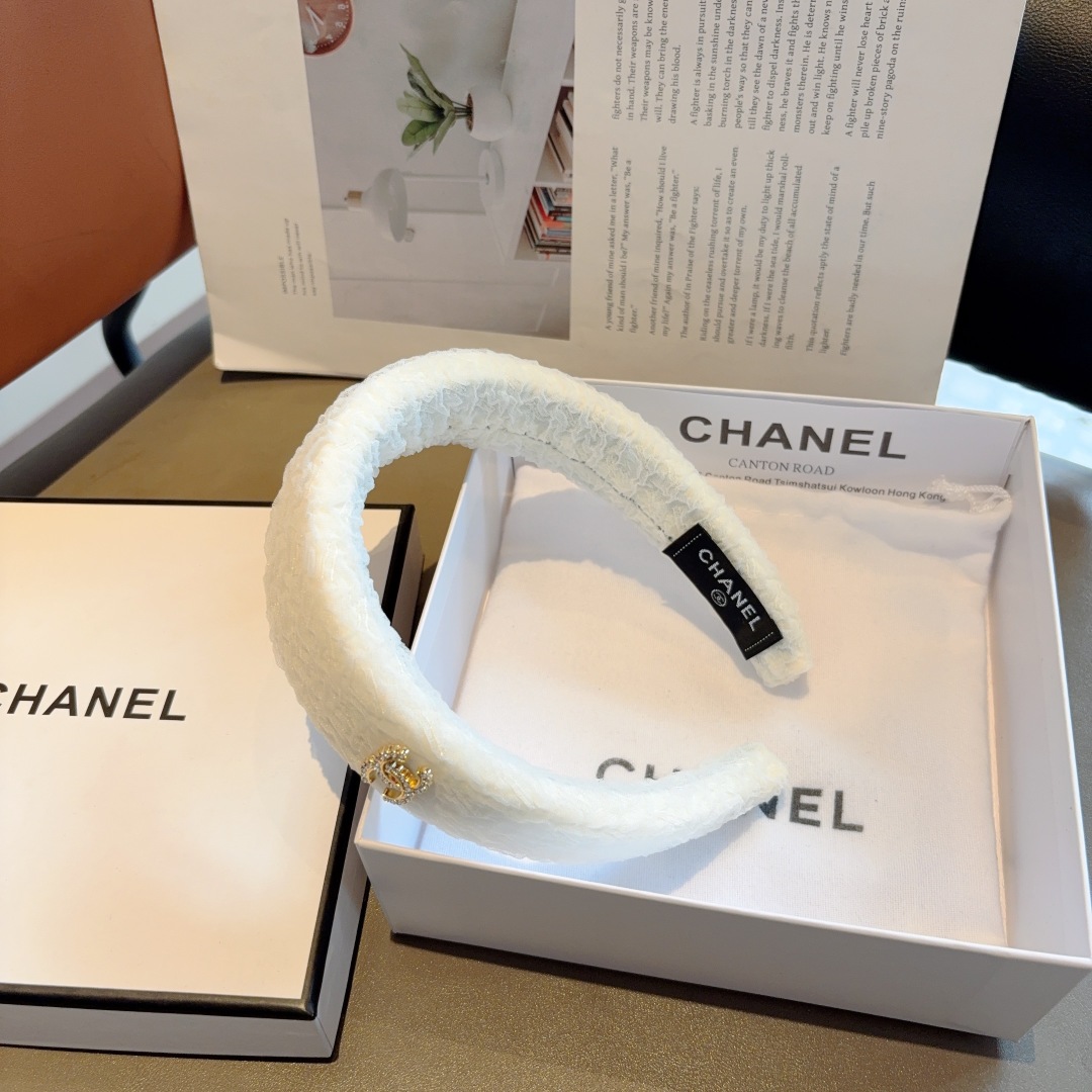 配包装
CHANEL（香奈儿）新款小香发箍，复古头箍，网红爆款推荐 搭配高端材质，超精致，时尚百搭。