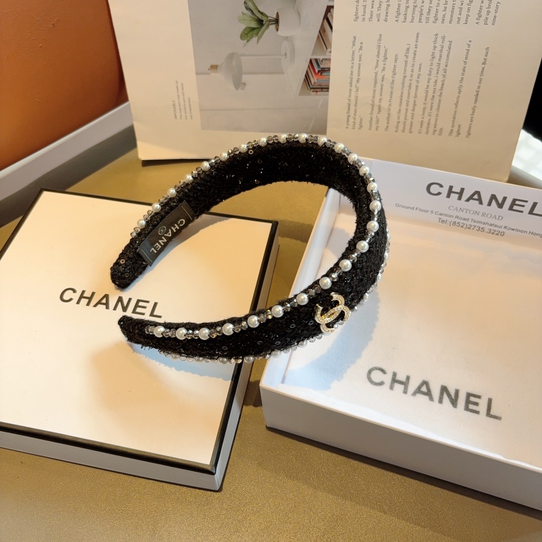 配包装
CHANEL（香奈儿）新款小香发箍，复古头箍，网红爆款推荐 搭配高端材质，超精致，时尚百搭。