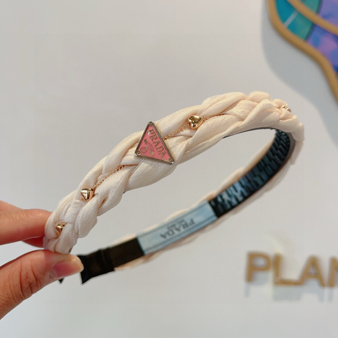 配包装
PRADA （普拉达） 倒三角新款潮流字母发箍。气质女神必备单品，非常百搭，时尚潮流， 戴上它满