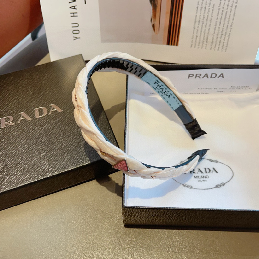 配包装
PRADA （普拉达） 倒三角新款潮流字母发箍。气质女神必备单品，非常百搭，时尚潮流， 戴上它满