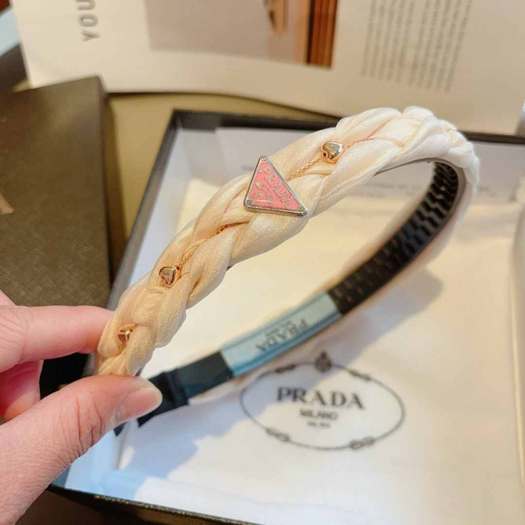配包装
PRADA （普拉达） 倒三角新款潮流字母发箍。气质女神必备单品，非常百搭，时尚潮流， 戴上它满