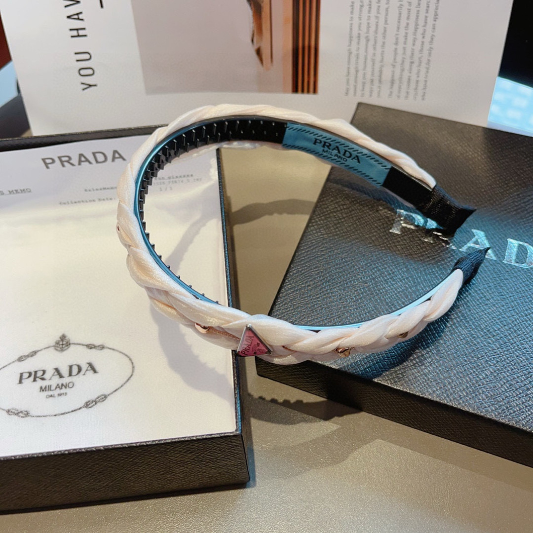 配包装
PRADA （普拉达） 倒三角新款潮流字母发箍。气质女神必备单品，非常百搭，时尚潮流， 戴上它满