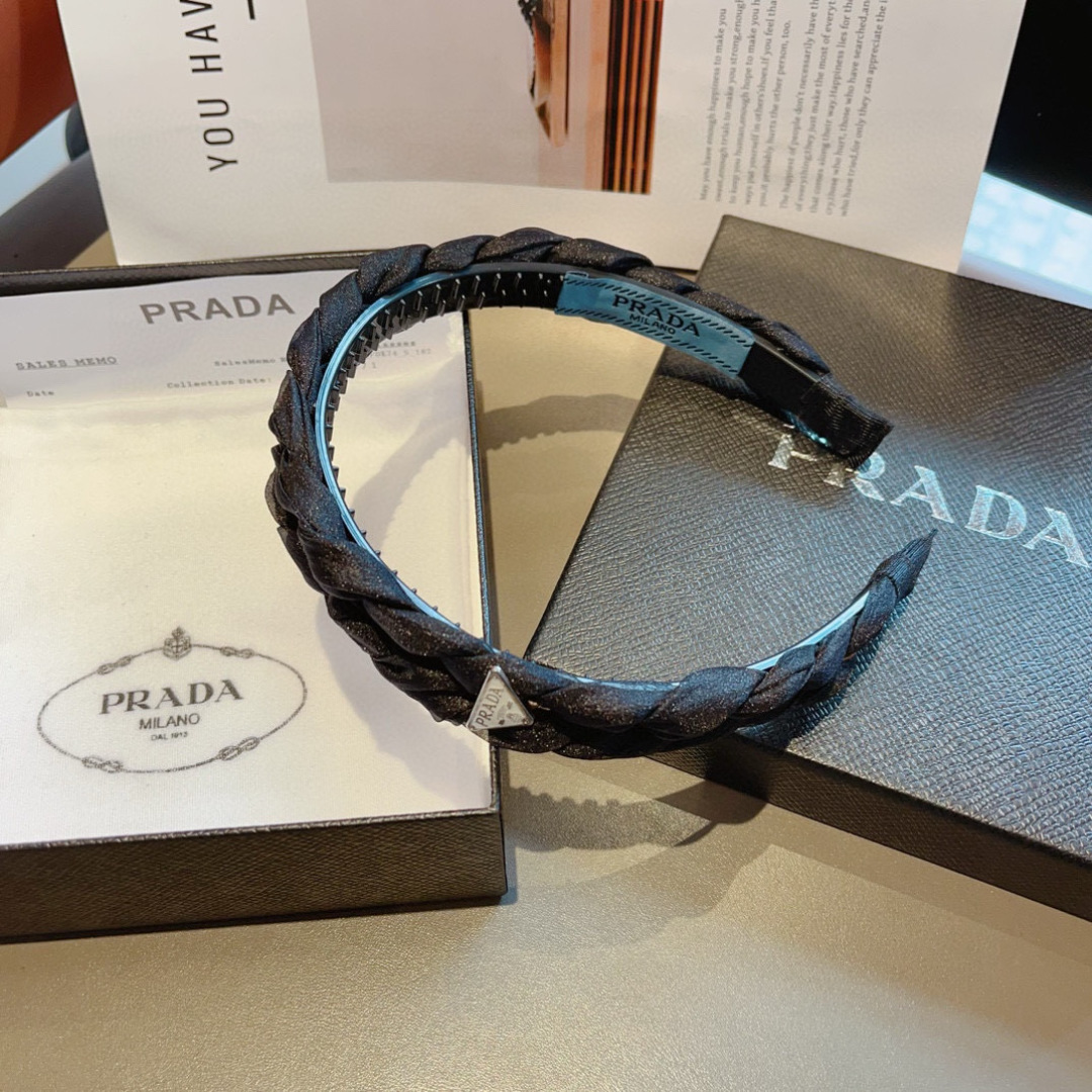 配包装
PRADA （普拉达） 倒三角新款潮流字母发箍。气质女神必备单品，非常百搭，时尚潮流， 戴上它满