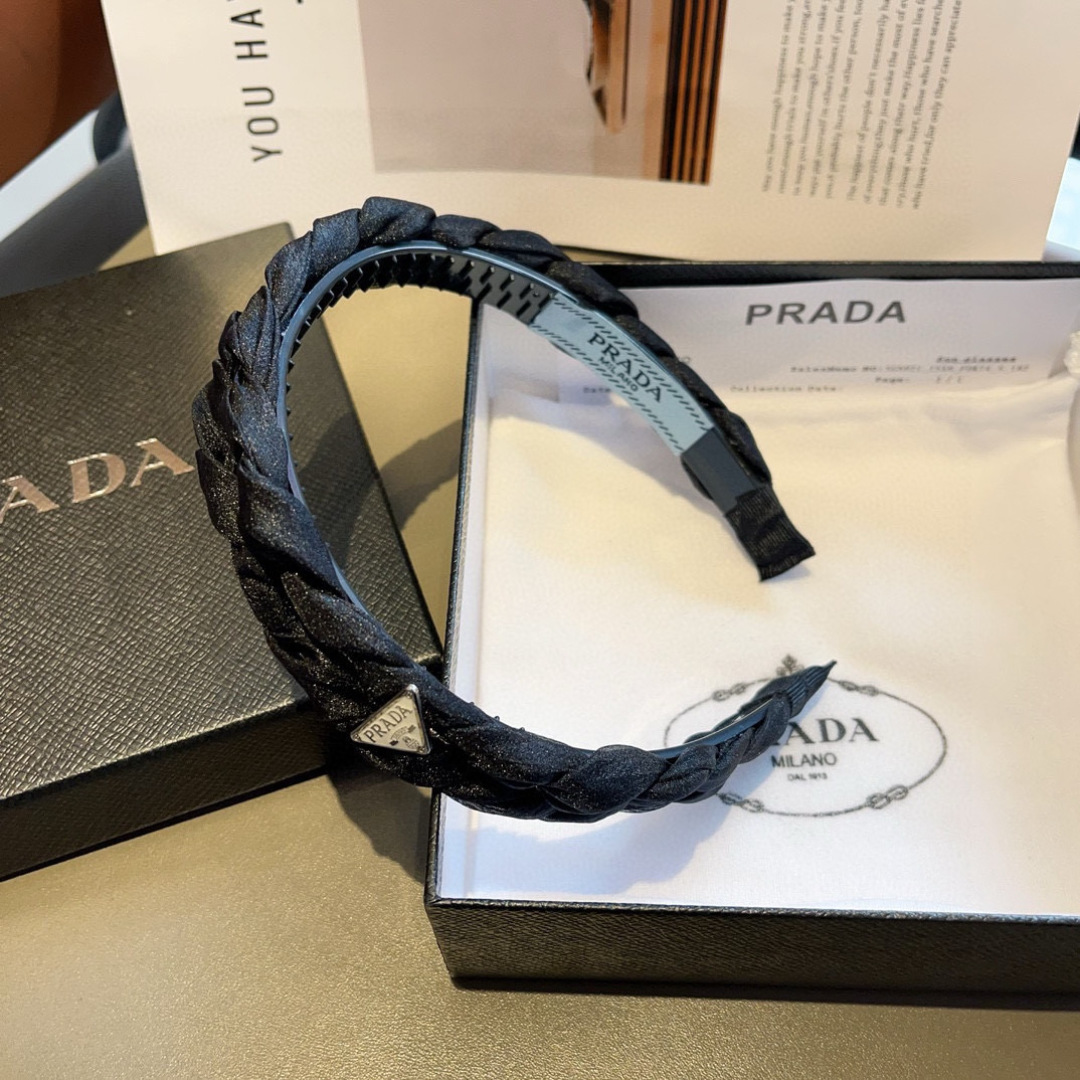 配包装
PRADA （普拉达） 倒三角新款潮流字母发箍。气质女神必备单品，非常百搭，时尚潮流， 戴上它满
