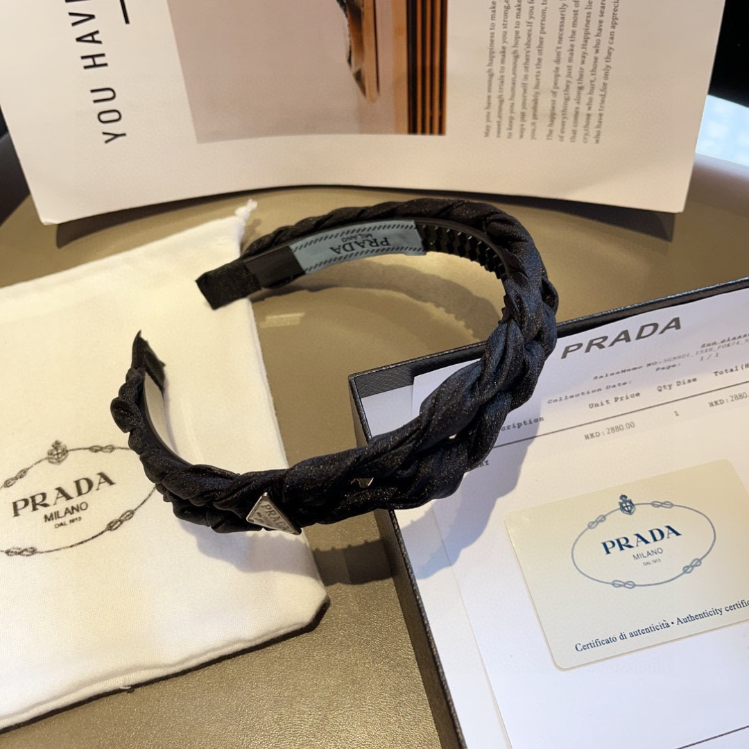 配包装
PRADA （普拉达） 倒三角新款潮流字母发箍。气质女神必备单品，非常百搭，时尚潮流， 戴上它满