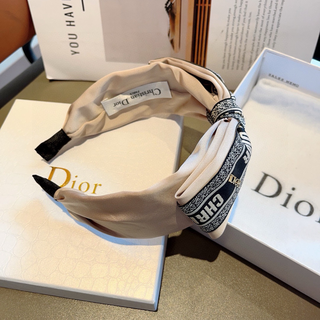 配包装
Dior（迪奥） 火爆新款蝴蝶结发箍,专柜原单货，让你的魅力绽放 清新淑女范让时尚更简单。