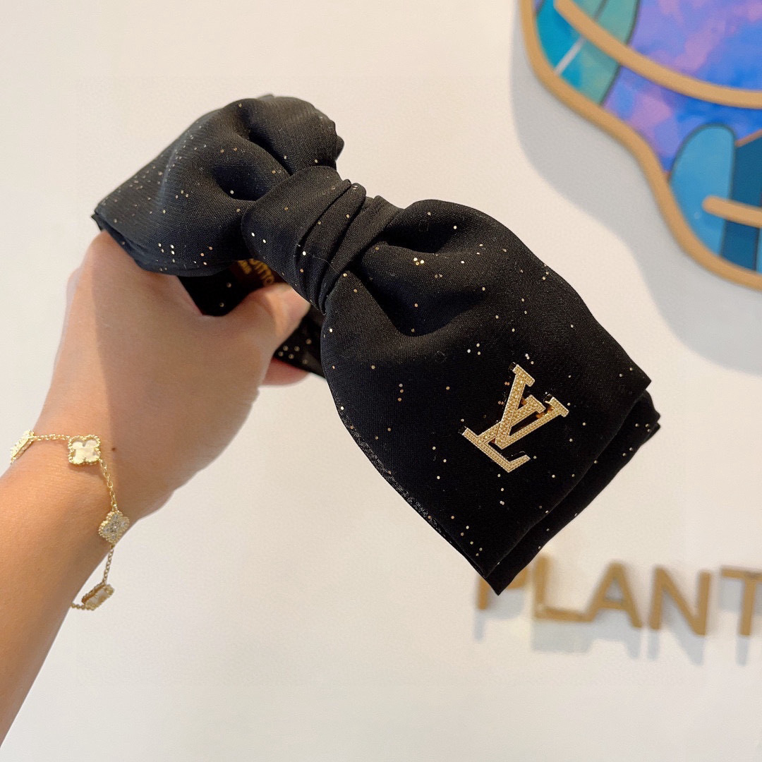 配包装
LV 路易威登 火爆新款宽版蝴蝶结发箍，时尚头箍，专柜最最新款来袭💕时尚百搭，女神必入  ！