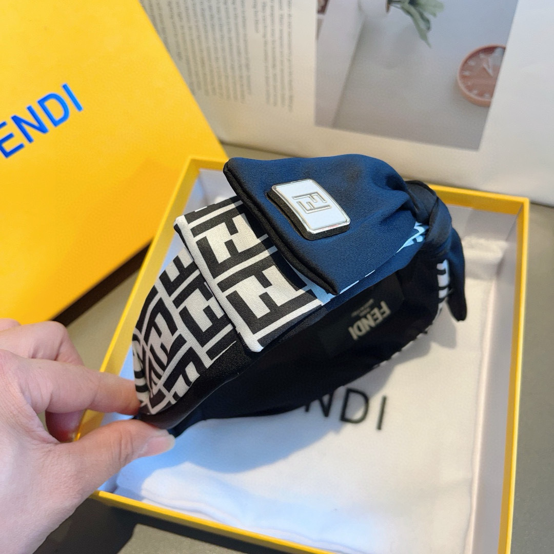 配包装
FENDI 芬迪 火爆新款蝴蝶结发箍，复古头箍，简约百搭，潮女必备品，超级的高大上！
